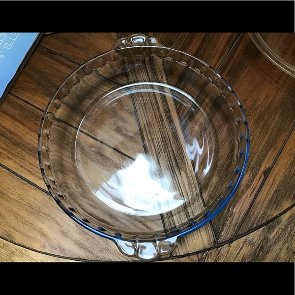 Vintage 2 glass pie dishes. 1 Pyrex and 1 Marinex - Picture 4 of 6